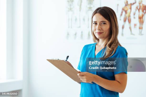 portrait of a female medical practitioner working in a hospital - cute nurses stockfoto's en -beelden