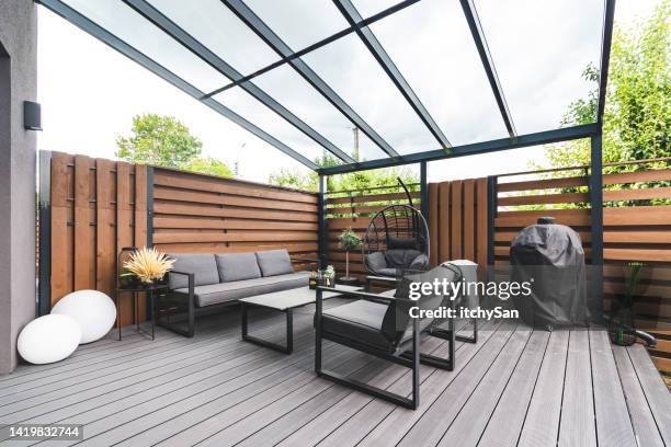 loungebereich im freien auf einer terrasse - garden patio stock-fotos und bilder