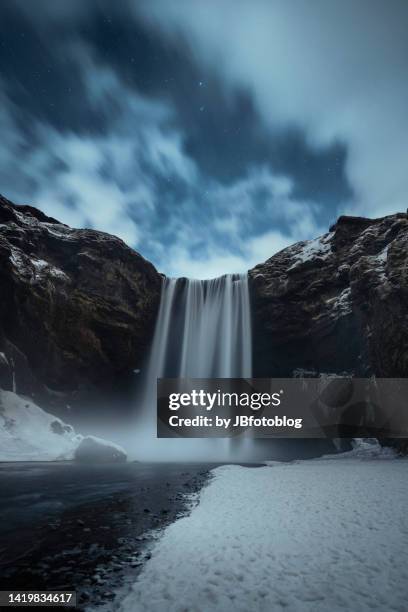 cascata di skogafoss di notte (islanda) - islanda fotografías e imágenes de stock