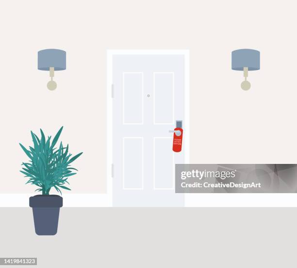 illustrazioni stock, clip art, cartoni animati e icone di tendenza di camera d'albergo con cartello do not disturb appeso alla maniglia della porta - interno appartamento