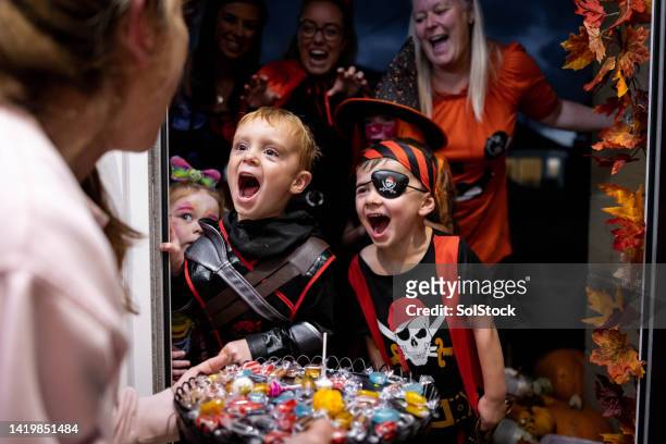 young children screaming happy halloween - bus eller godis bildbanksfoton och bilder