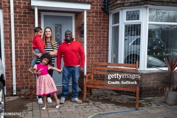 family portrait outdoors at christmas - family front door imagens e fotografias de stock