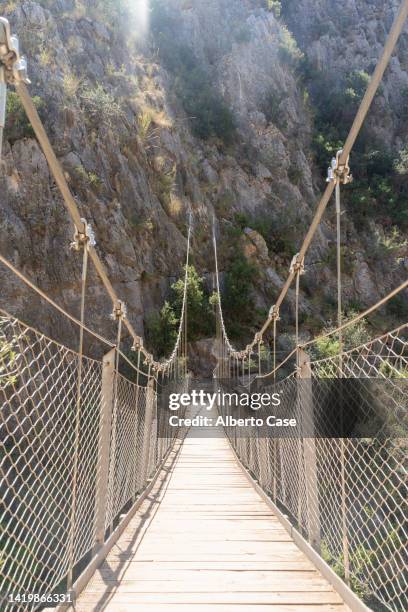 puente colgante de chulilla in the valencian community, mountain hiking route - puente colgante stockfoto's en -beelden