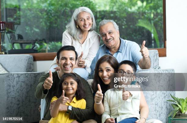 familia multigeneracional dando gesto de pulgar hacia arriba - indio fotografías e imágenes de stock
