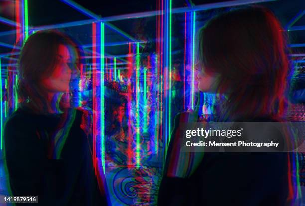 double exposure portrait bizarre young woman in neon light mirror maze - métier d'art femme chic photos et images de collection