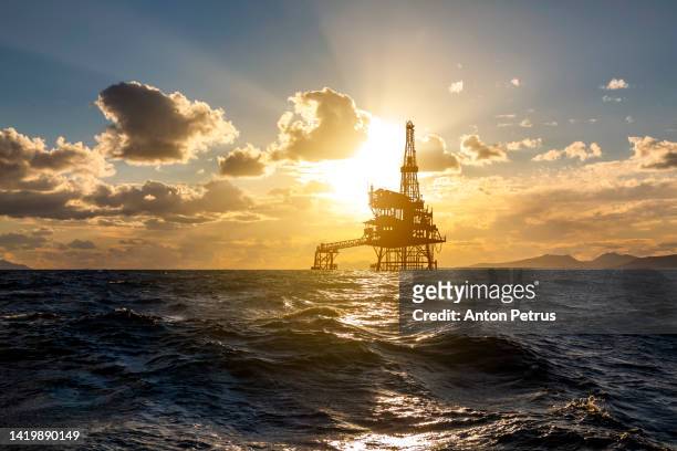 oil platform at sea at sunset. world oil industry - motor oil 個照片及圖片檔