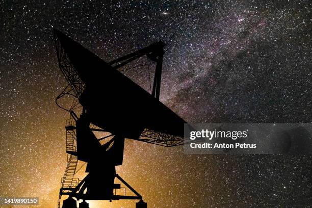 large radio telescope on the background milky way - national radio astronomy observatory stock pictures, royalty-free photos & images