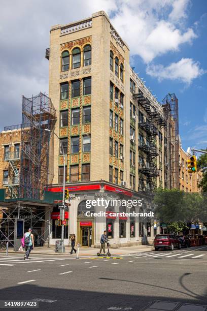 6 story building with shops in the ground floor - new york bodega bildbanksfoton och bilder