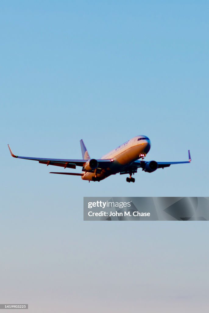 United Airlines 767-322(ER) Landing at Washington Dulles International Airport, Virginia (USA)