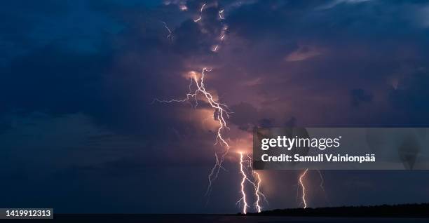 thunderstorm  with thunderbolts over hailuoto island - finland - heat v thunder stock-fotos und bilder