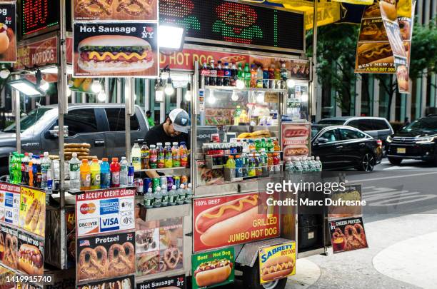マンハッタンの屋台の屋台 - hot dog stand ストックフォトと画像