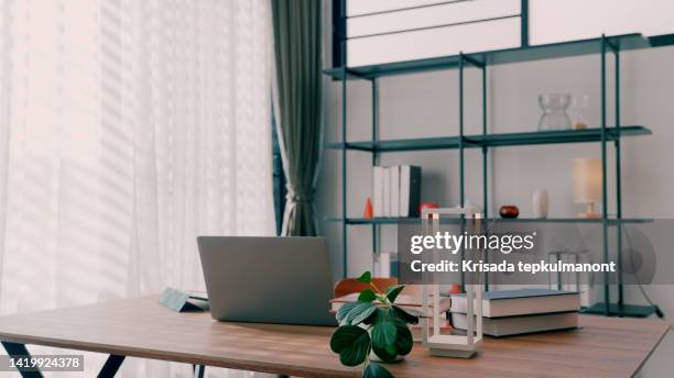 mesa con computadora portátil y suministros de estudio, listo para la próxima clase en línea. - fondo de videoconferencia fotografías e imágenes de stock