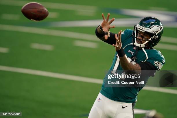 Alshon Jeffery of the Philadelphia Eagles makes a catch during an NFL game against the Dallas Cowboys on December 27, 2020 in Arlington, Texas.