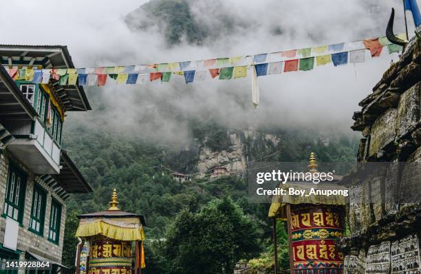 an environment in rural nepal with tibetan buddhism. - tibetansk buddhism bildbanksfoton och bilder