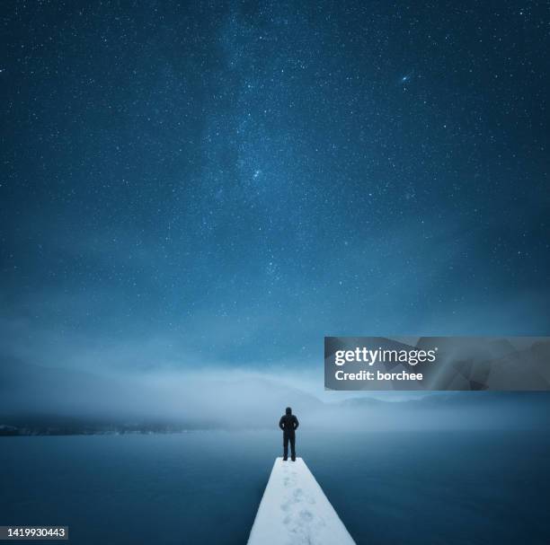 night at the frozen lake - bergsteiger stockfoto's en -beelden