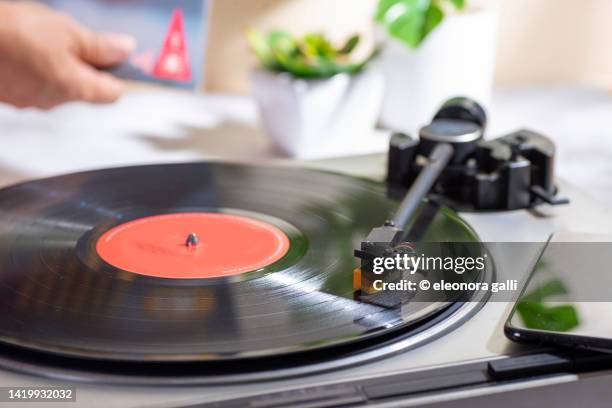 vintage record player - langspeelplaat stockfoto's en -beelden