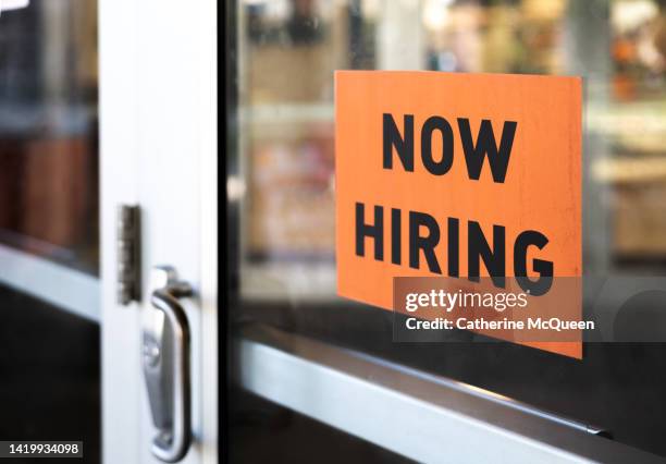 “now hiring” sign posted on business door - recluta fotografías e imágenes de stock
