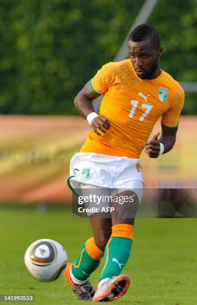 Ivory Coast's midfielder Siaka Tiene controls the ball during a friendly match against FC Lausanne on June 8, 2010 in Nyon in preparation for the...