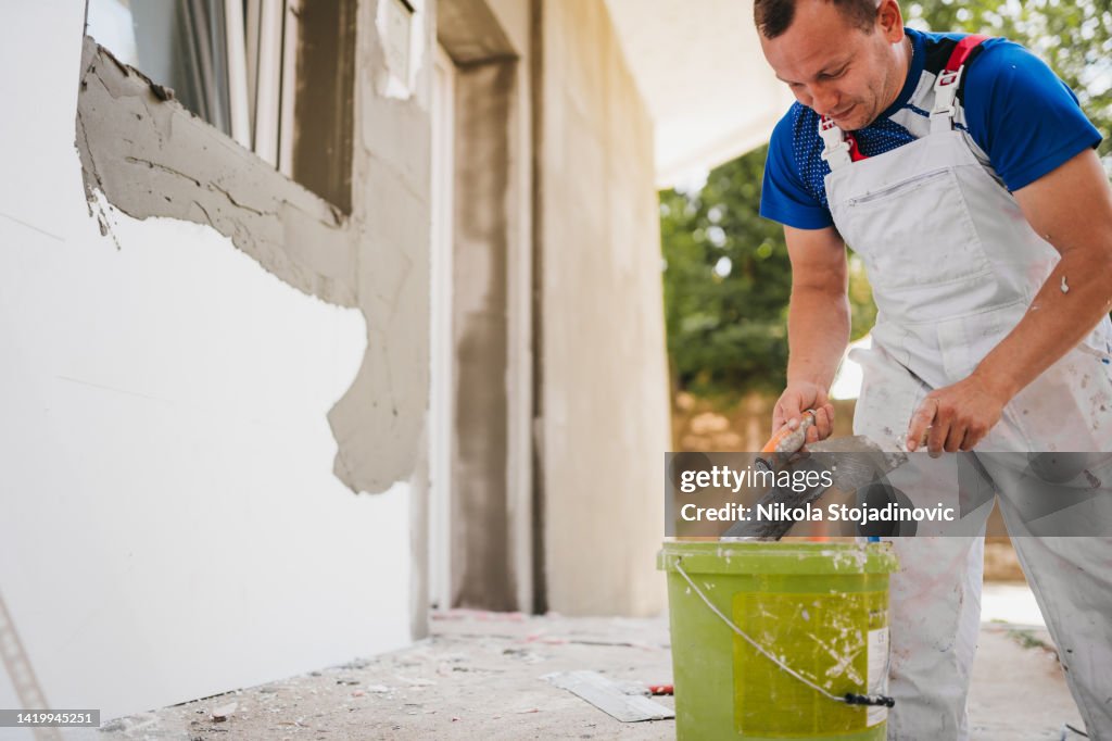 The painter prepares the mesh for the facade