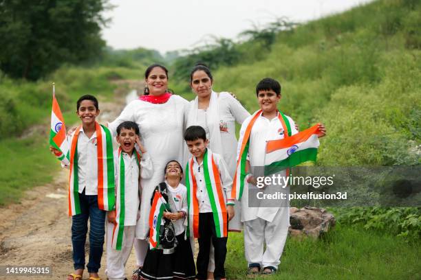 famille indienne agitant ensemble national en plein air dans la nature - republic day photos et images de collection