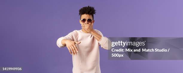 waist-up portrait of cool and sassy,young carefree guy with dreads - sassy shades foto e immagini stock