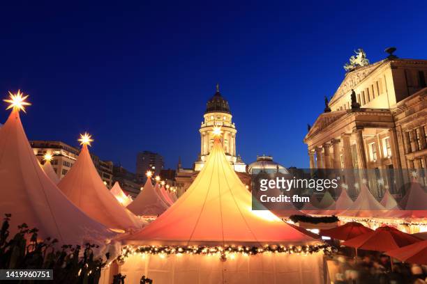 christmas market at the gendarmenmarkt at blue hour (berlin, germany) - konzerthaus berlin stock-fotos und bilder