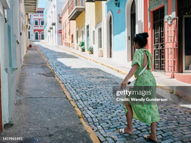 spaziergang durch die altstadt von san juan, puerto rico - san juan puerto rico stock-fotos und bilder