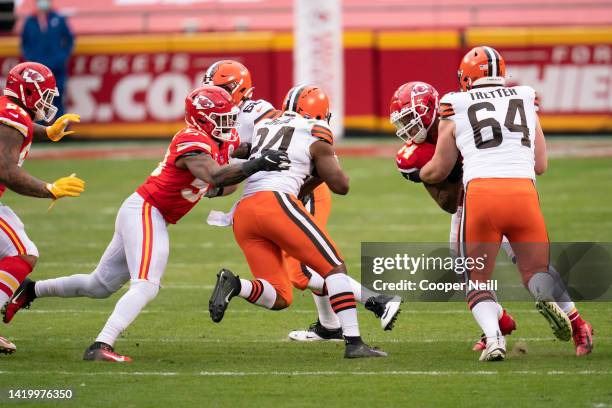 Anthony Hitchens of the Kansas City Chiefs tackles Nick Chubb of the Cleveland Browns during an NFL divisional round playoff football game on January...