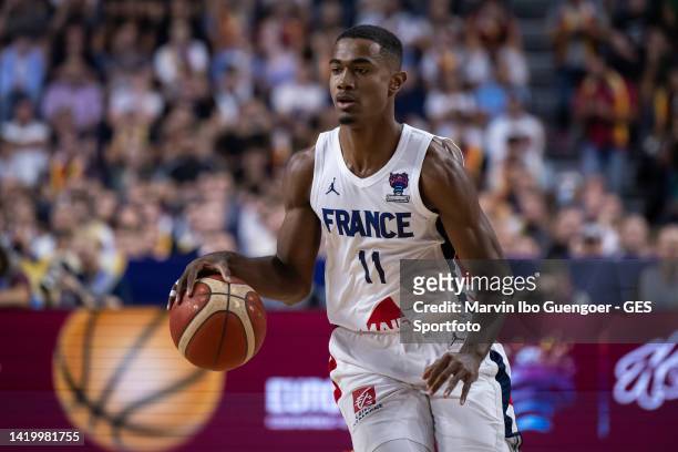 Theo Maledon of France controls the ball during the FIBA EuroBasket 2022 group B match between France and Germany at Lanxess Arena on September 01,...