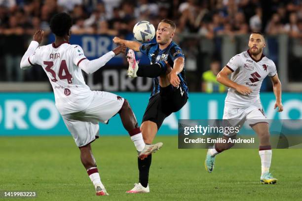 Teun Koopmeiners of Atalanta BC and Ola Aina of Torino FC battle for possession in action during the Serie A match between Atalanta BC and Torino FC...