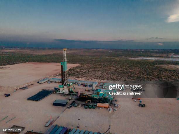 plate-forme de forage dans l’ouest du nouveau-mexique, l’ouest du texas, l’industrie pétrolière et gazière - argile schisteuse photos et images de collection