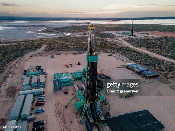 plataforma de plataforma de perfuração no oeste do novo méxico, oeste do texas, indústria de petróleo e gás - fraturação hidráulica - fotografias e filmes do acervo