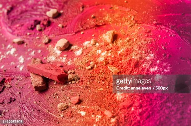 beauty is an art form,red crushed make-up powder - eyeshadow foto e immagini stock