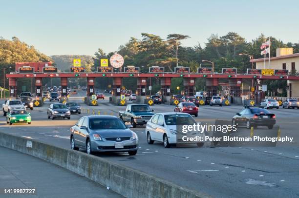 il traffico si precipita dentro e fuori dal golden gate bridge all'estremità sud - pedaggio foto e immagini stock