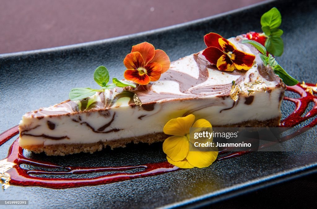 Cheesecake de chocolate escuro girado, menta de mirtilo Gelee