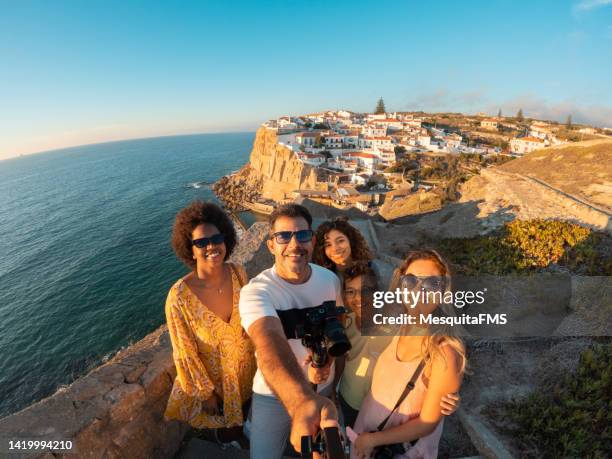 touristen, die ein selfie in azenhas do mar machen - portugal sintra stock-fotos und bilder