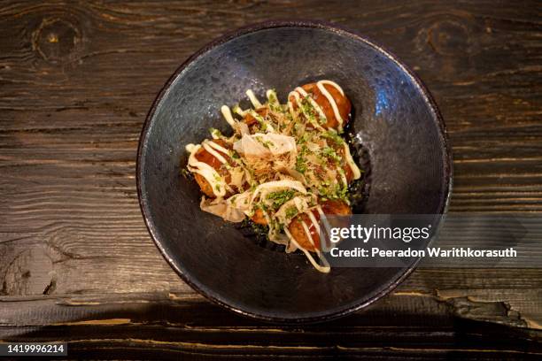 takoyaki or japanese octopus balls. - tenkasu 個照片及圖片檔