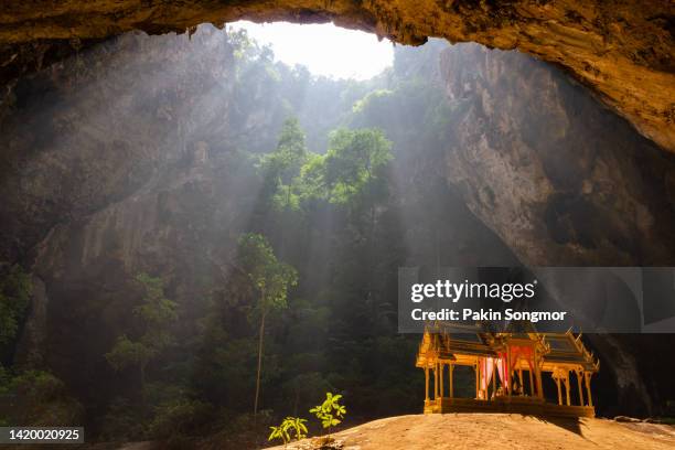 the royal pavilion in the phraya nakhon cave. - hua hin thailand stockfoto's en -beelden