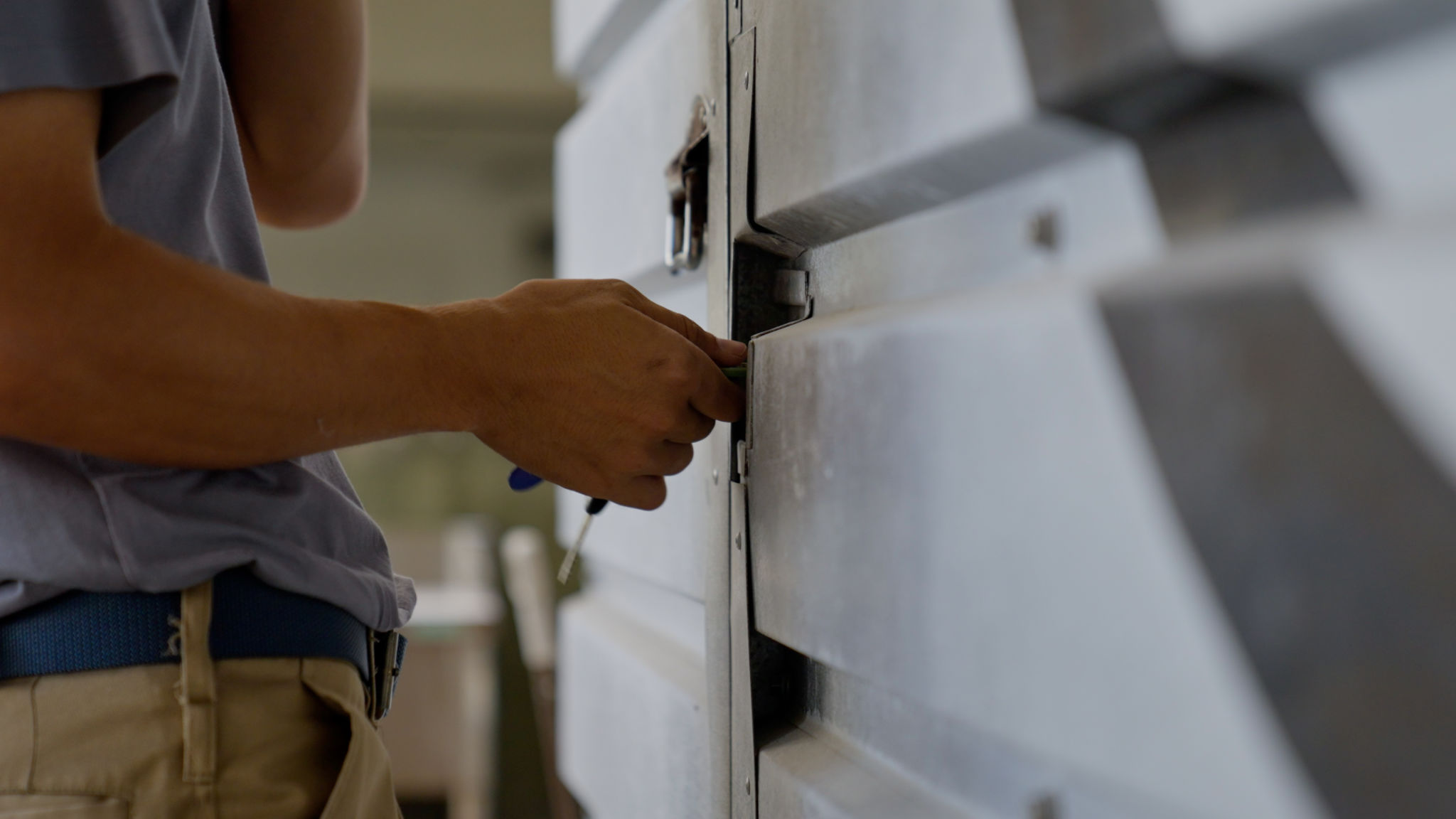 technician fixing vending