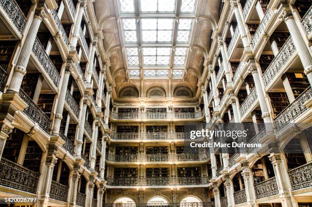 grande sala della george peabody library - baltimora maryland foto e immagini stock