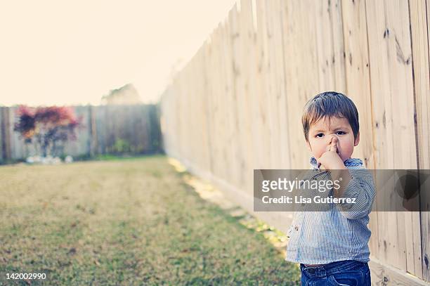 nose-picking toddler - picarse la nariz fotografías e imágenes de stock