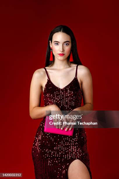 beautiful woman in red dress - lange jurk stockfoto's en -beelden