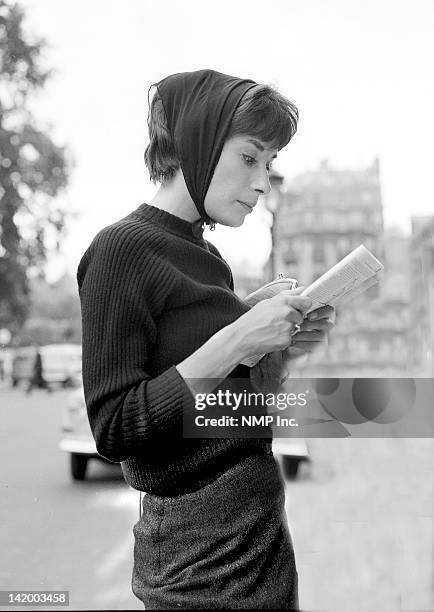 woman reading book - años 60 fotografías e imágenes de stock