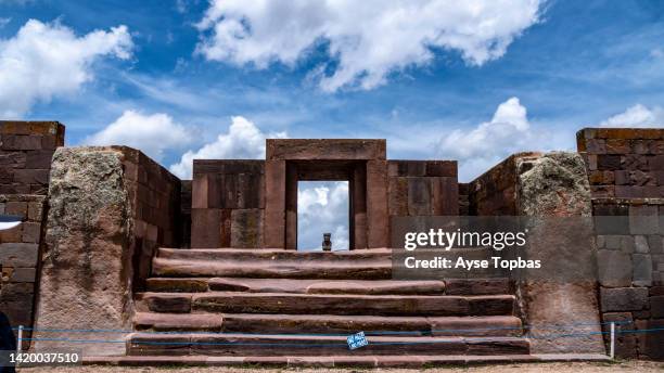 pre-columbian stone gate, tiahuanaco or tiwanaku archaeological site, la paz department, bolivia. - ruïnes van tiahuanaco stockfoto's en -beelden