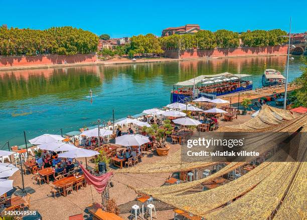 garonne river and dome de la grave in toulouse, france - toulouse imagens e fotografias de stock