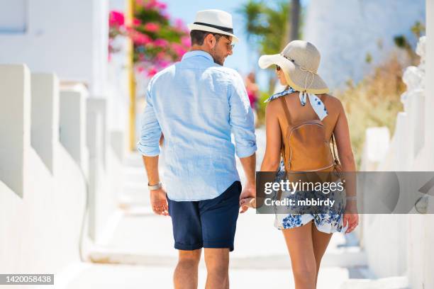 happy young couple on santorini island, greece - ilhas gregas imagens e fotografias de stock