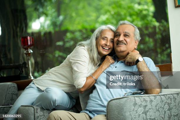 couple âgé se détendre à la maison - asie du sud photos et images de collection