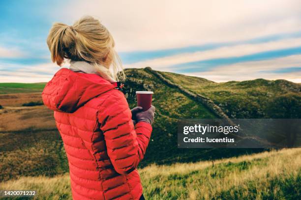 walking hadrian's wall, england - padded jacket 個照片及圖片檔