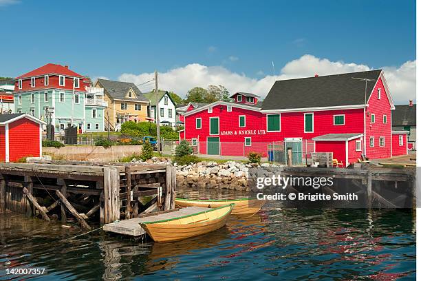 lunenburg harbour - lunenburg-nova-scotia photos et images de collection