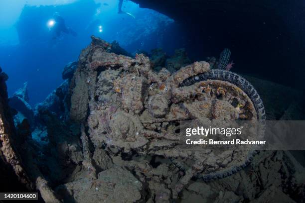 old motorbike in the ship wreck thistlegorm - sunken stockfoto's en -beelden